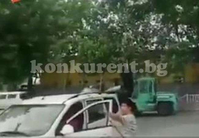 Мъж се вряза с мотокар в тълпа (18+)