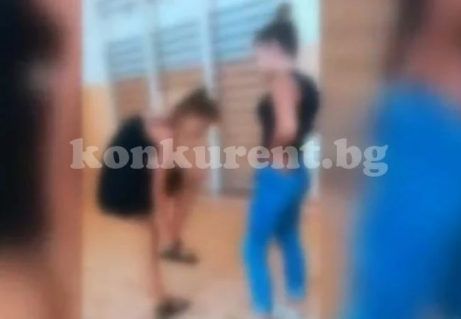 Жесток бой между момичета в училище. Седмокласнички се налагат като за последно, а момче ги снима