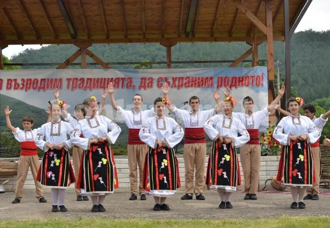 За десета година „Свидня” събра певци и танцьори