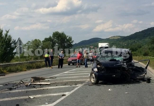 СНИМКИ +18 Кола се заби под ТИР на обхода край Враца ОБНОВЕНА