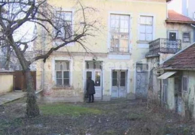 Хлапак потрошил прозорци на частна къща в Роман