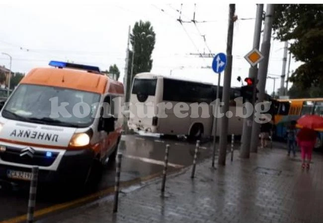 Катастрофа между тролей и автобус, трима са пострадали