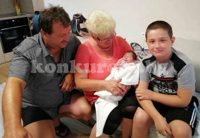 За седмица секретар в кметство стана два пъти баба