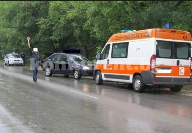 Неправоспособен с „Фолксваген” се удари в крайпътно дърво