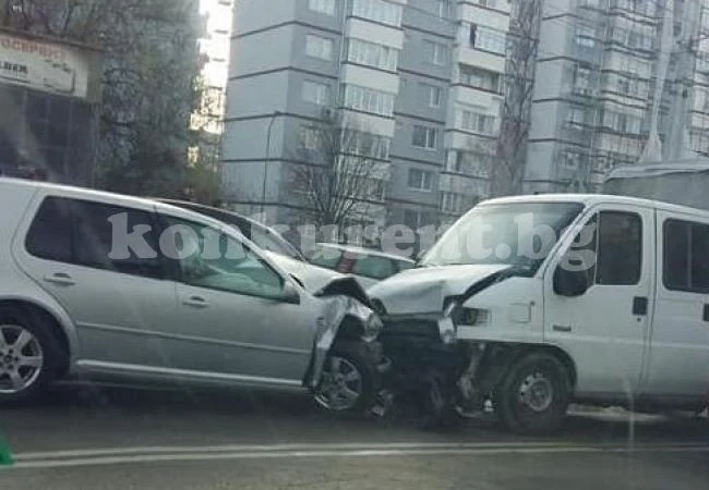 Двама ранени след челен сблъсък между кола и камион