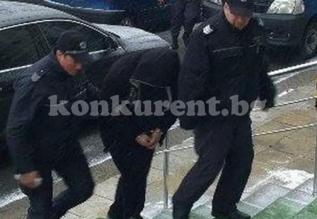 Агресивен млад мъж напръска с лютив спрей охранители в заведение