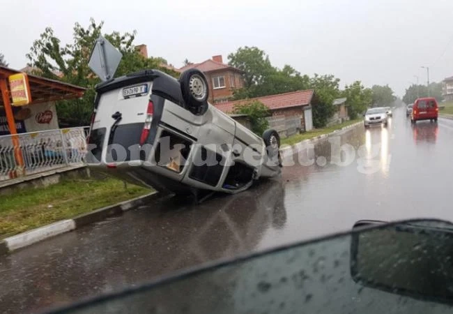 Катастрофа в дъжда с ранени