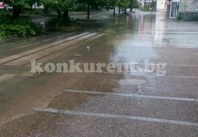 Пороен дъжд заля Лом СНИМКИ
