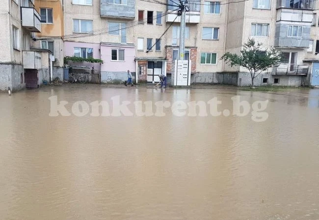 Отводняват залетите къщи в Роман, водата...