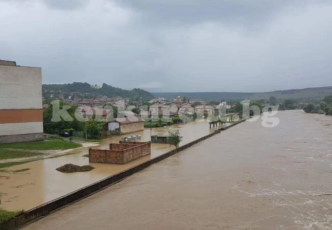 СНИМКИ Бавно се оттича водата в Роман след излива на Малък Искър