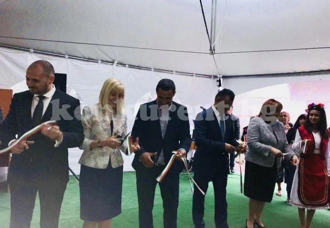 Петя Аврамова и Красен Кръстев откриха детска площадка в Галиче