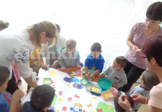 Родители съчиняваха приказки, докато децата им рисуваха