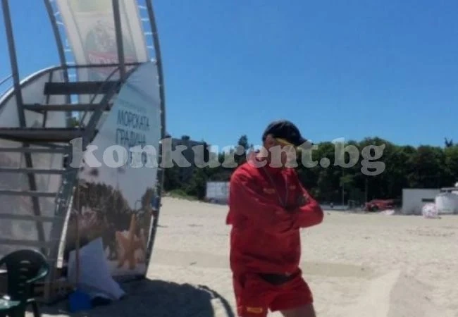 Вместо да пазят туристите, спасителите по плажа късат...