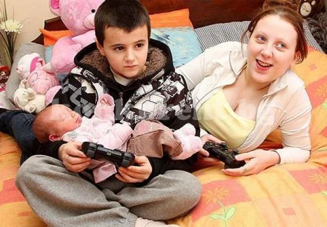 Деца раждат деца: Тъжните истории на най-младите родители