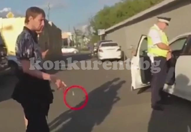 Пушач хвърли фаса си на улицата, младеж го догони и го изгаси в яката му (ВИДЕО)