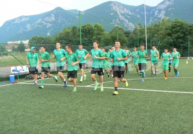 U17 на Ботев се събра за сефте, с двуразови тренировки ще се готви за елита