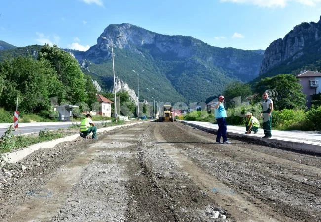 Изсипват тонове асфалт на Крайречния булевард /Снимки/