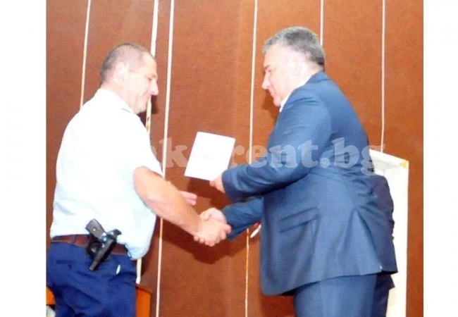 Наградиха 87 полицаи за празника на МВР