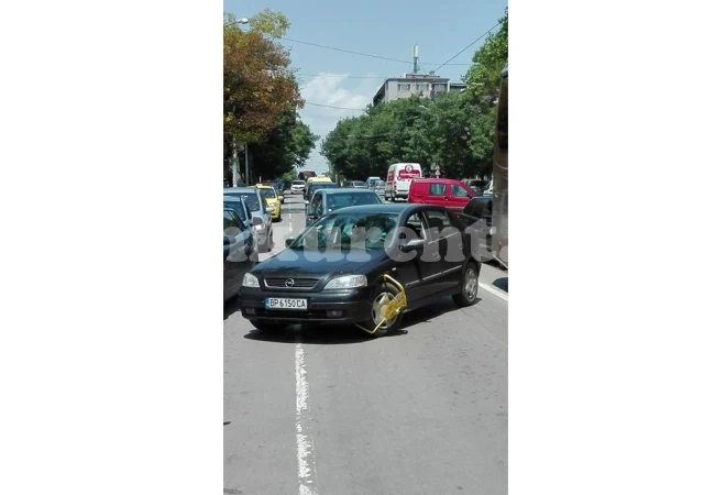 Врачанин впечатли софиянци, потегли със скоба на колата