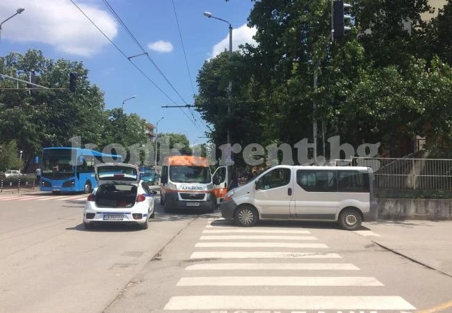 Бус блъсна тийнейджър до училище във Враца СНИМКИ