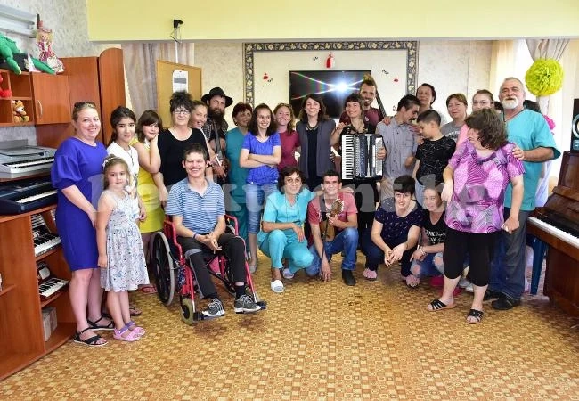 Музиканти от Ню Орлиънс веселиха наши деца 