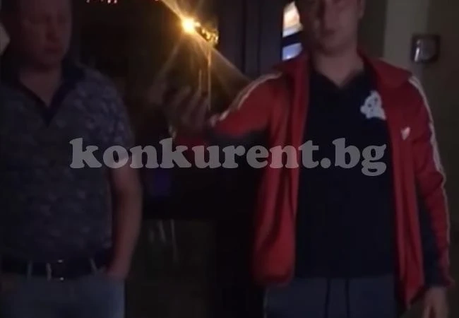 Полицай цял час уговаря недоволен клиент да плати на проститутка (ВИДЕО)