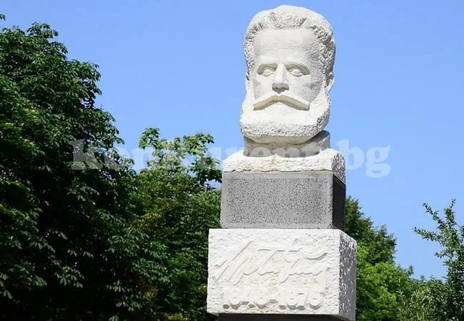 Продължава почистването на паметниците във Видин
