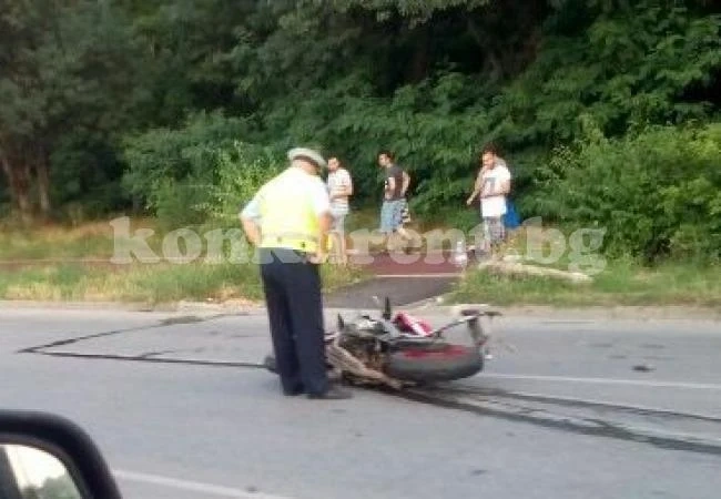 Труп на моторист лежи на земята след жестока катастрофа
