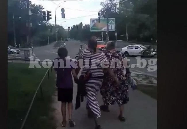 Псуват и показват половите си органи: Мрежата се разгневи от ВИДЕО 18+ с ромки, които ограбили момиче