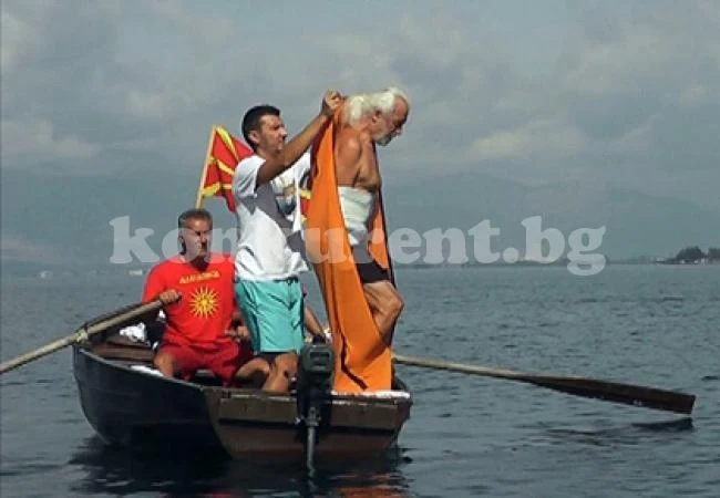 Човекът-амфибия ще плува за Гинес в чувал