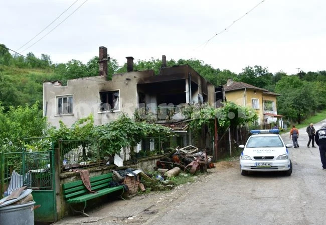 Палнаха къщата на бивш кмет СНИМКИ