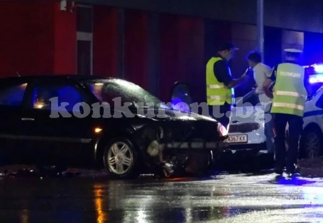 Пиян водач катастрофира на кръгово кръстовище