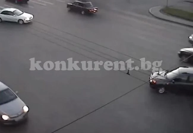 Ужасна катастрофа, при която мотоциклетист се вряза с много висока скорост в кола, бе запечатана на ВИДЕО 18+