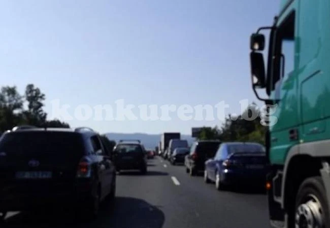 ТИР аварира на Е79, движението е затруднено