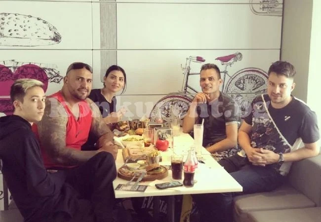 Гринго прави бебе на Софка в Лондон
