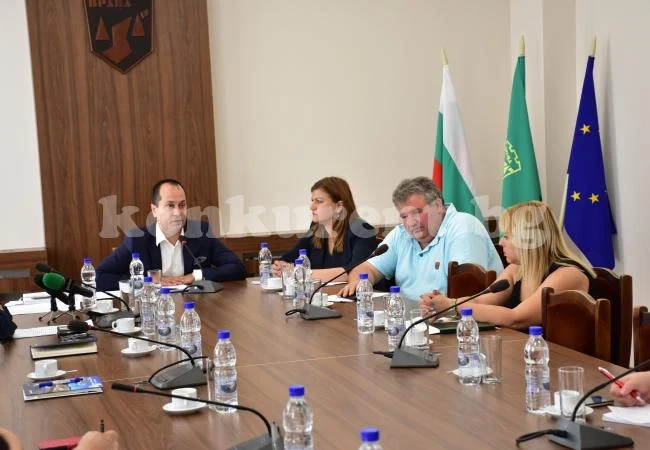 Обновяват школа и детски градини