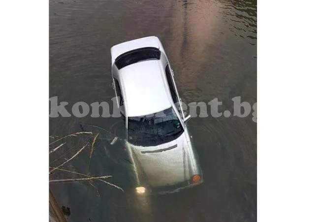 Кола излетя от пътя, трима оцеляха по чудо