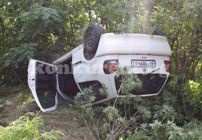 Карамбол с 2 автомобила и бус край Козлодуй СНИМКИ