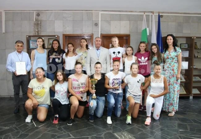 Ценков връчи грамота на момичетата от Бдин-Вида /Снимки/