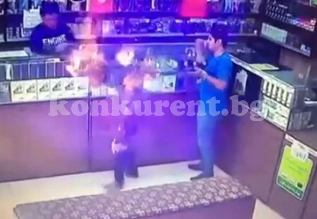 Запалка подпали мъж от горе до долу (ВИДЕО 18+)