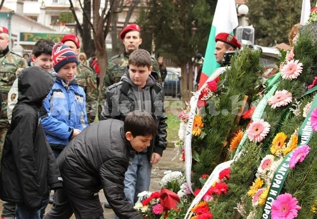 Венци и цветя за Апостола и в Монтана