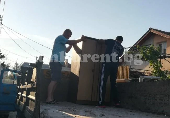 Благодетели дариха мебели на нуждаещо се семейство