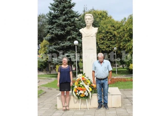 Малчугани от Козлодуй изплетоха венец в памет на Апостола