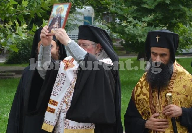 Митрополитът на Аляска донесе частица от мощите на Св. Герман