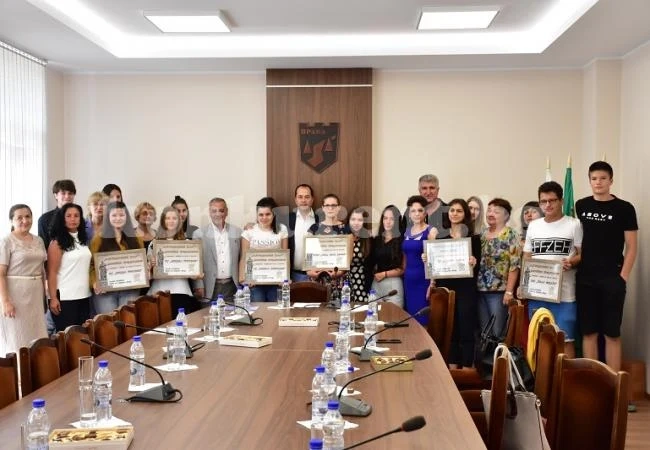Наградиха участниците в конкурса „Най-патриотичен клас“ СНИМКИ