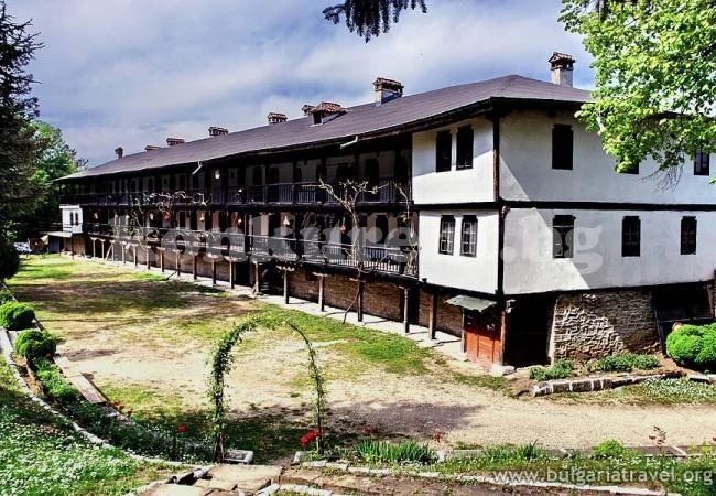 Владика и кмет посрещат на храмов празник в манастир