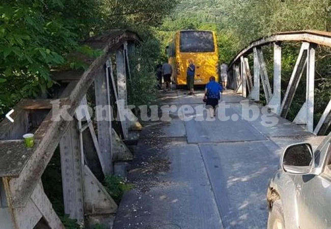 (СНИМКИ) Заседнал автобус затвори пътя за Струпешкия манастир „Св. Пророк Илия”