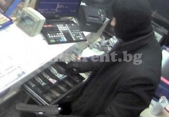 Апаш задигна близо 14 бона от бензиностанция