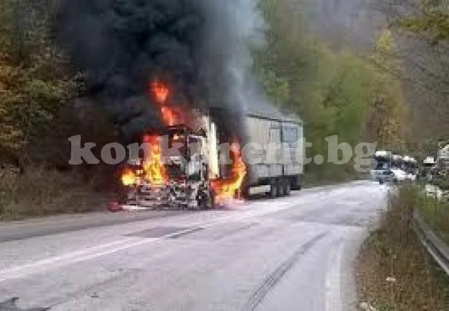 Пожарникари гасиха пламнал ТИР на Е79 край...