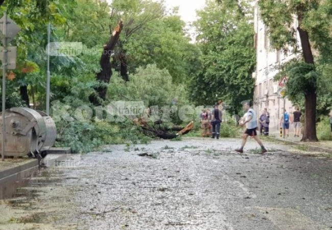 Стихията не пожали и Пловдив! Центърът на града е блокиран